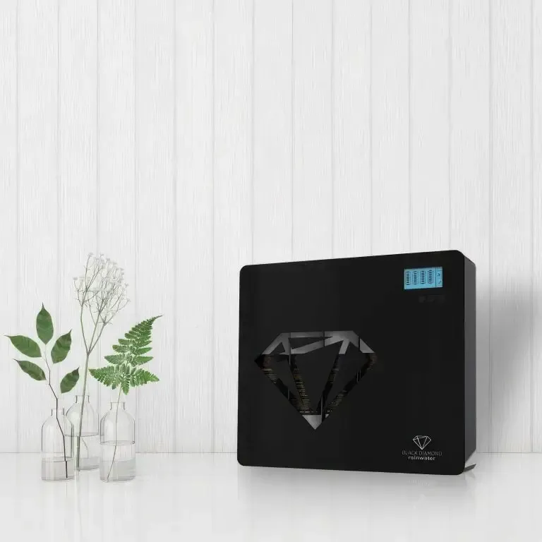 Rainwater Black Diamond Su Arıtma Sistemi, modern tasarım, beyaz duvar arka planında sergileniyor.