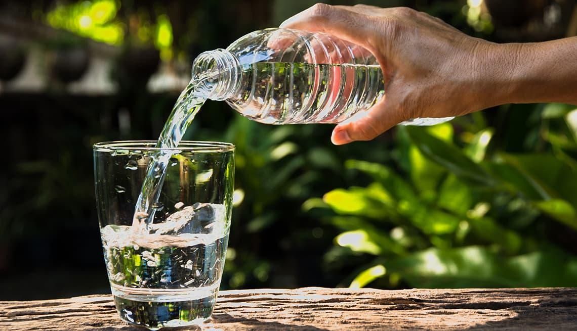 Çok Su İçmenin Zararları: Su Zehirlenmesi, Hiponatremi ve Belirtileri