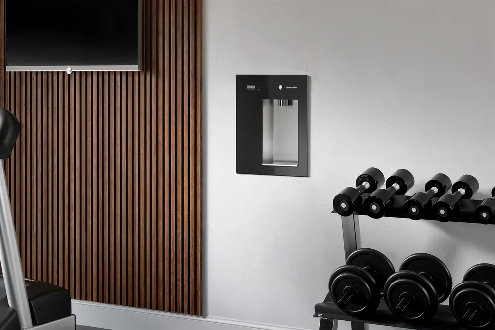 Rainwater su sebili, spor salonunda duvar montajı.