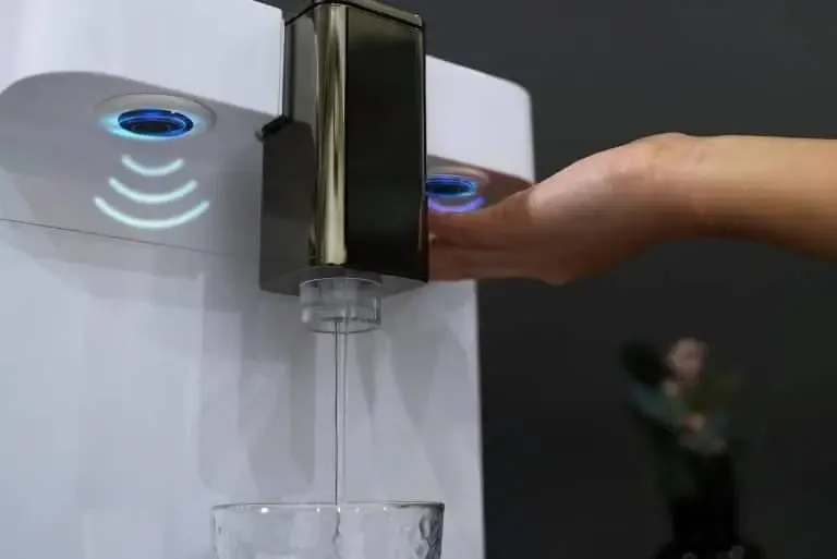 Rainwater su arıtma cihazı ile su bardağa doluyor
