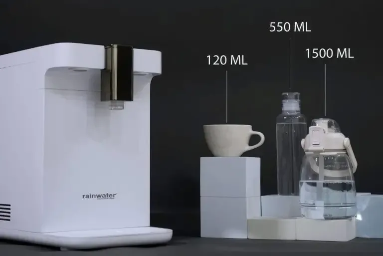 Rainwater su arıtma cihazı ve farklı kapasitelerde su kapları, 120 ml, 550 ml, 1500 ml.