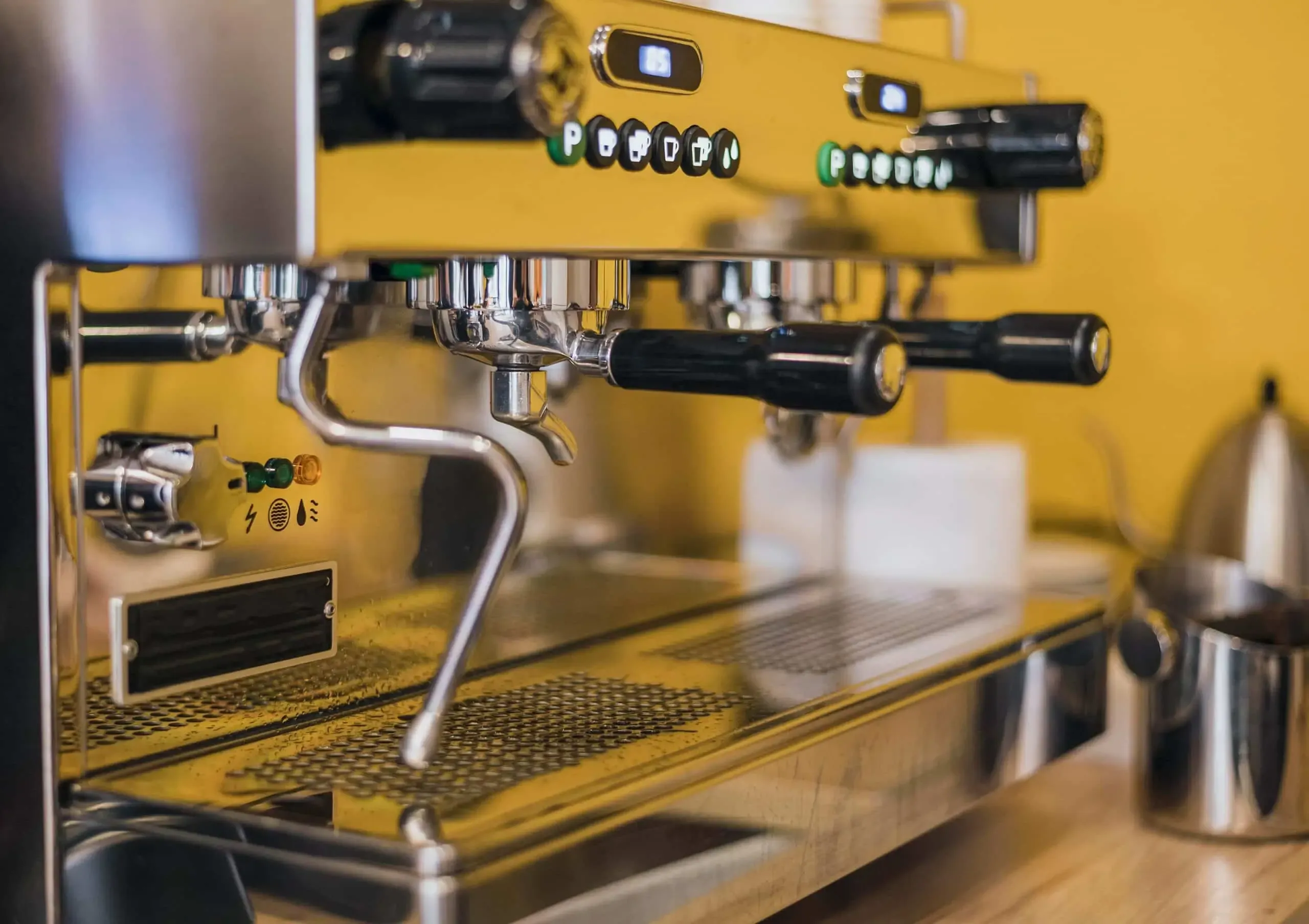 Rainwater profesyonel espresso makinesi, altın rengi modern tasarım.