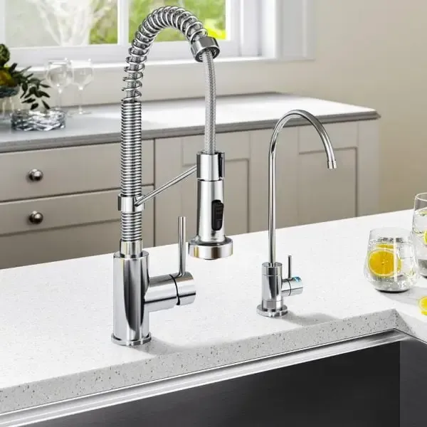 Rainwater modern mutfak musluk seti, paslanmaz çelik gövde ve esnek borusu ile tezgah üstünde.
